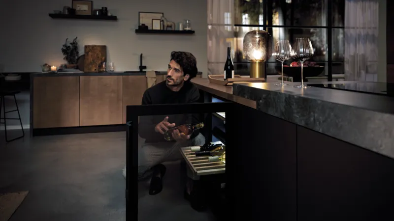 21054770_GL_SIE_PIU_Empowering_winecooler_M29_Desktop_Stage_16_9